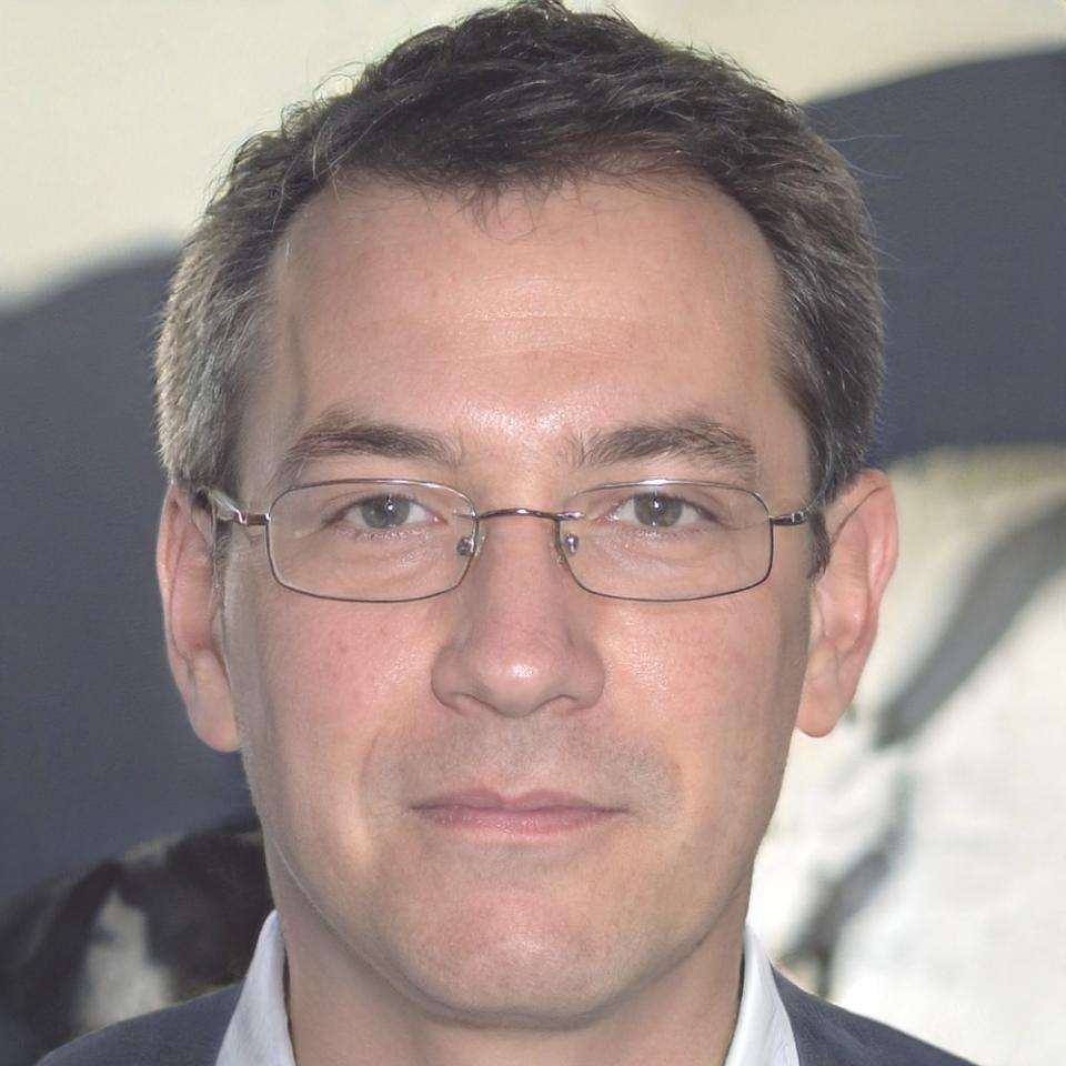 Ritratto professionale di Fabrizio Benedetti, Lead Data Engineer specializzato in analytics per containerizzazione