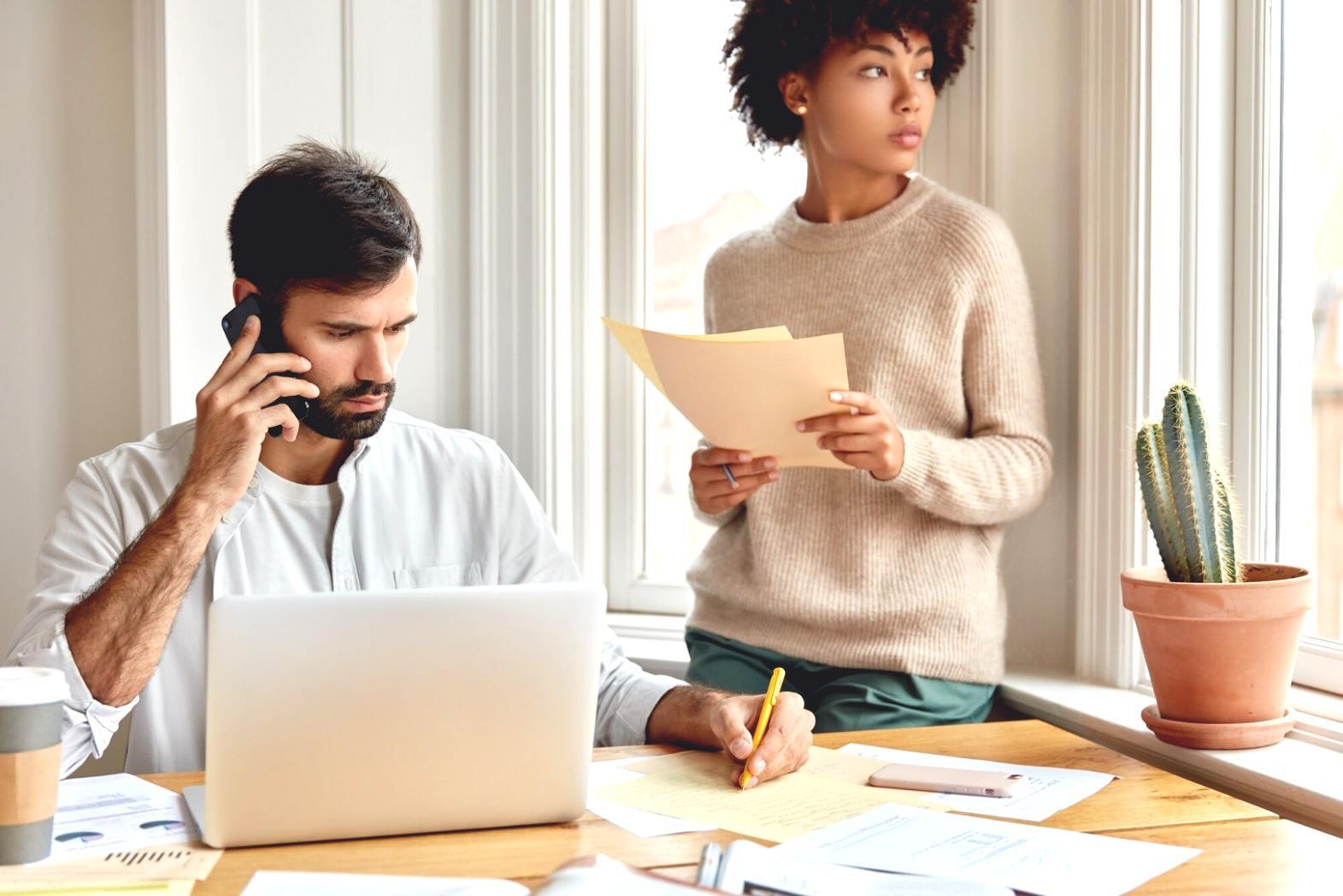 Team di sviluppatori che collaborano su progetti di virtualizzazione